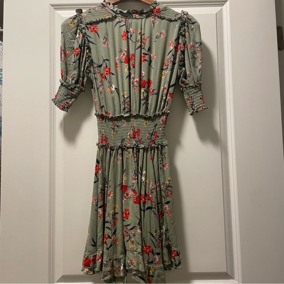 Francesca’s xs green floral smocked sinched v neck mini dress with sleeves - Picture 6 of 9